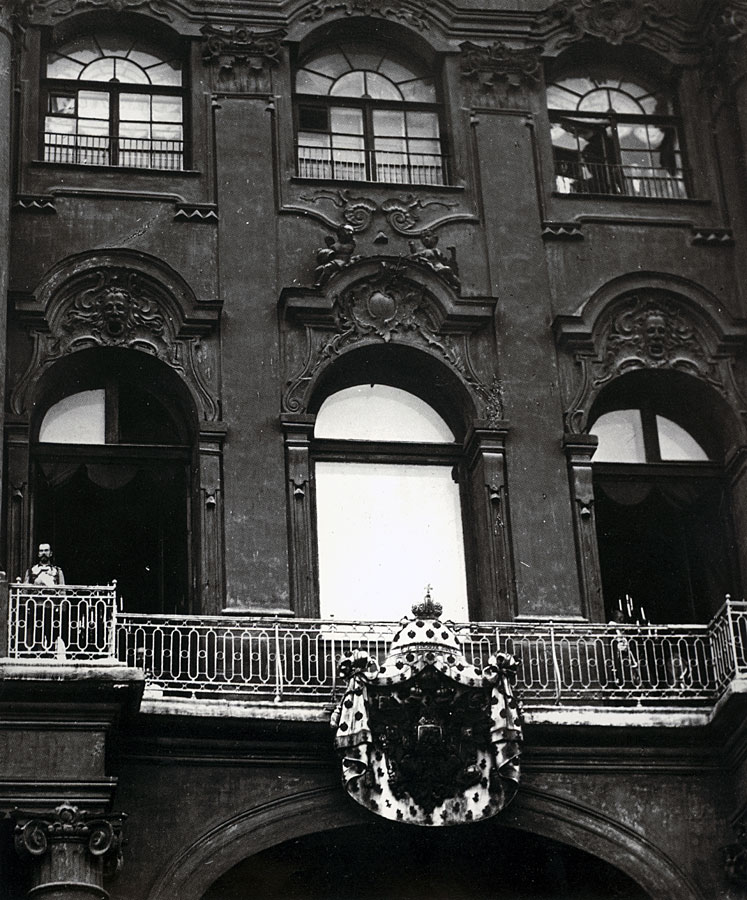 Николай II на балконе Зимнего дворца, repro z knihy Rusko 20. století